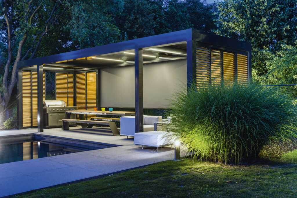 Suncomfort - Terrasoverkapping - poolhouse - outdoor living - pergola - camargue - led verlichting - windvaste screen - loggia panelen