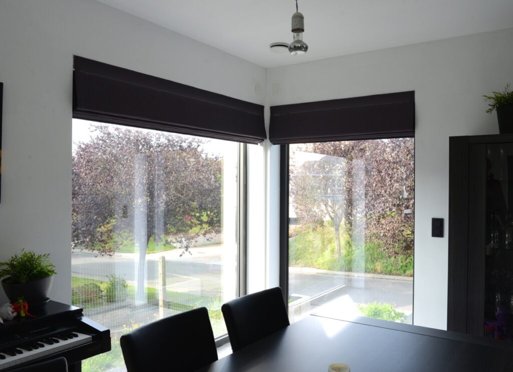 Suncomfort - binnenzonwering - raamdecoratie op maat - vouwgordijn met zonwerende stof - pakket opgetrokken