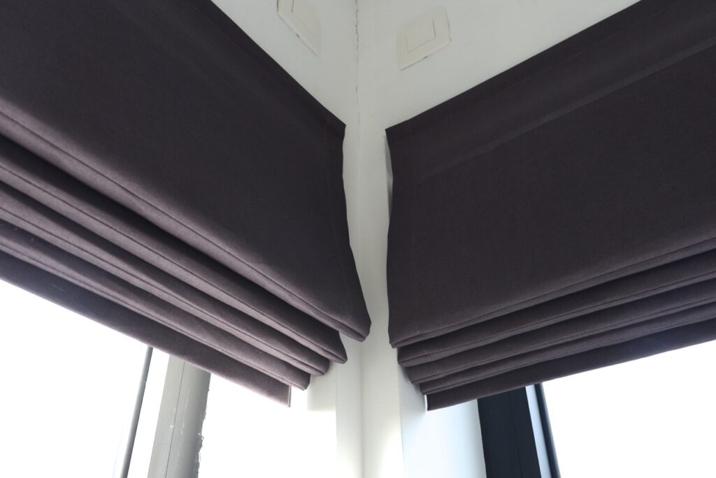 Suncomfort - binnenzonwering - raamdecoratie op maat - vouwgordijn met zonwerende stof - gordijnen naar omhoog getrokken