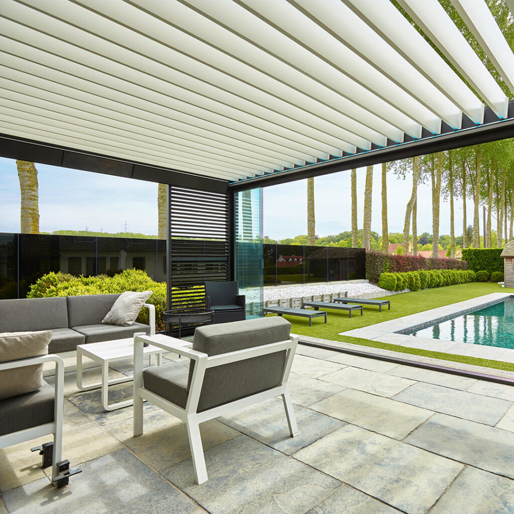 Suncomfort - outdoor living - pergola - camargue - dak met kantelbare lamellen - renson - glazen wand - verwarming - heat bar - bicolor - loggia alu